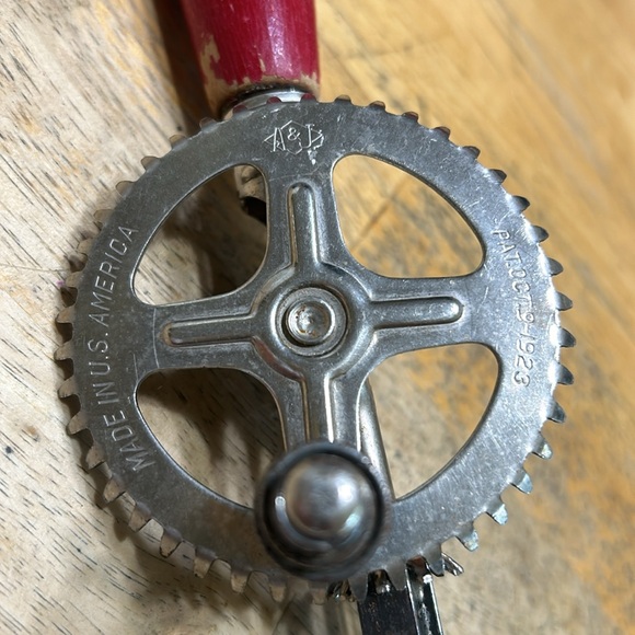 Vintage A&J red handle hand mixer, pat 1923. Excellent condition, works great. - Picture 3 of 3